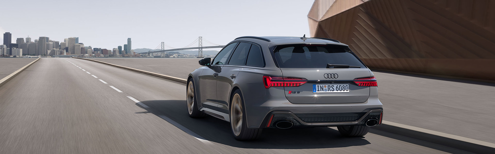 Grauer Audi RS 6 Avant f&auml;hrt auf Stra&szlig;e