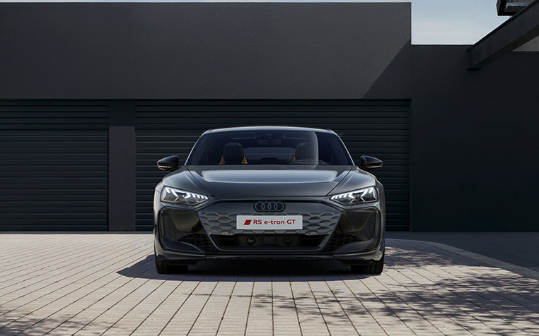 grauer Audi RS e-tron GT Frontansicht vor schwarzer Garage 