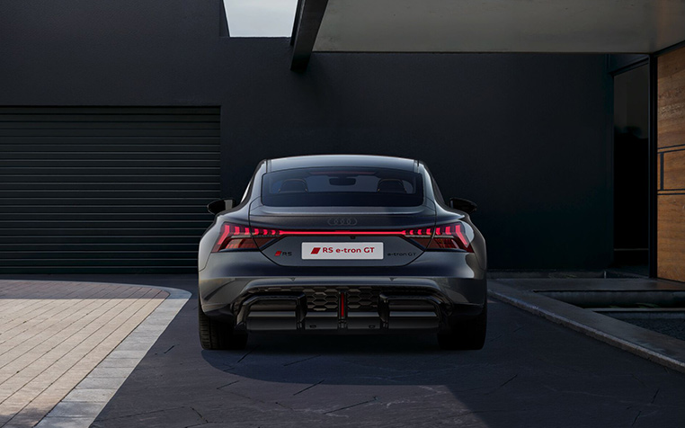 Grauer Audi RS e-tron GT Heckansicht 
