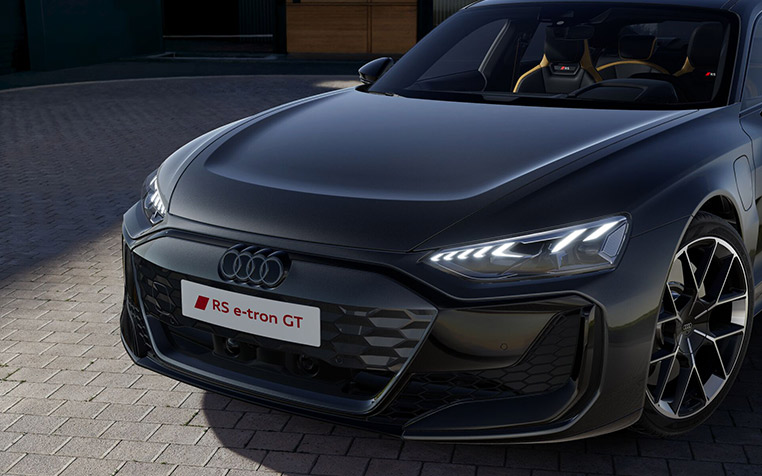 Grauer Audi RS e-tron GT Licht Front