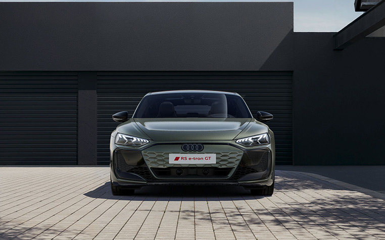 Gr&uuml;ner Audi RS e-tron GT performance Front vor schwarzer Garage 