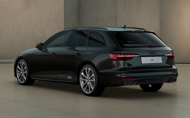 Audi S4 Avant in schwarz seitliche Heckansicht