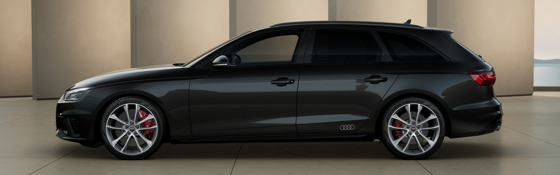 Schwarzer Audi S4 Avant in schwarz seitlich
