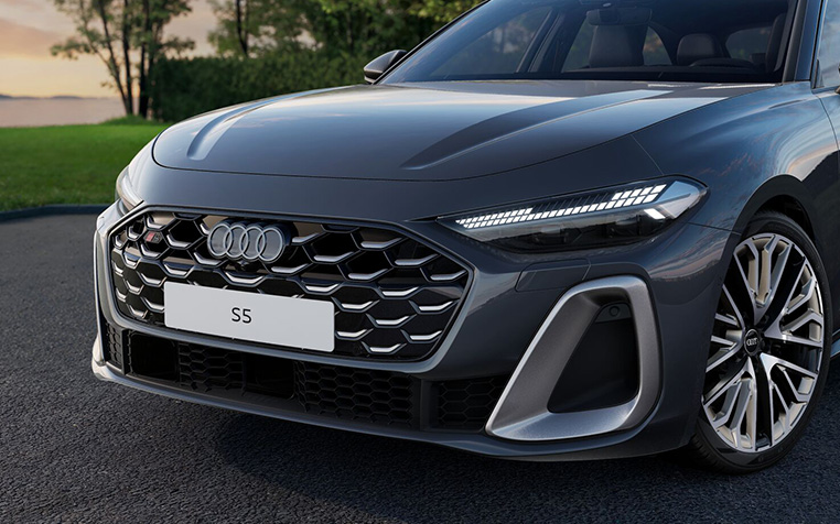 Audi S5 Avant in Magnetgrau von vorne. 