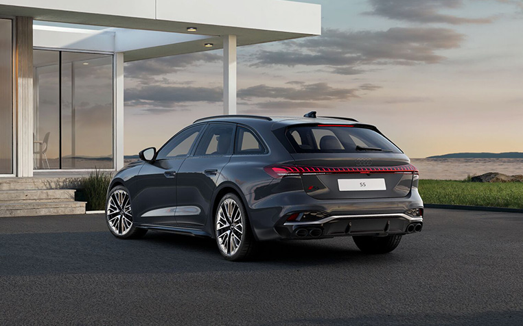 Audi S5 Avant in Magnetgrau von hinten. 