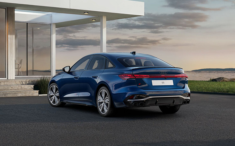 Audi S5 Limousine in Ascariblau Metallic von hinten. 