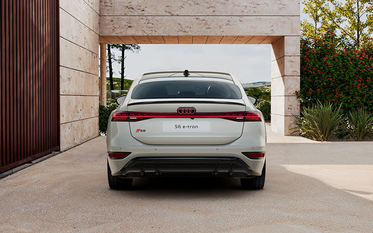 Ein Audi S6 Sportback e-tron in Siambeige Metallic Heck
