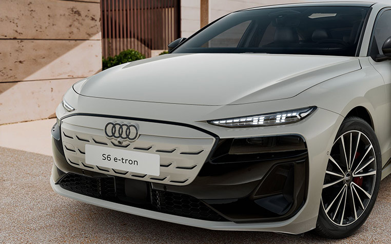Ein Audi S6 Sportback e-tron in Siambeige Metallic Nahaufnahme Front