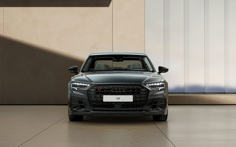 Audi S8 in Daytonagrau Perleffekt Frontansicht. 