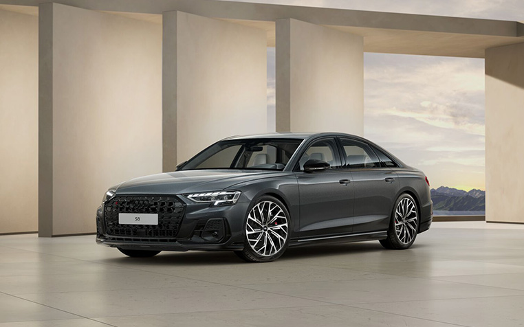 Audi S8 in Daytonagrau Perleffekt seitliche Ansicht. 