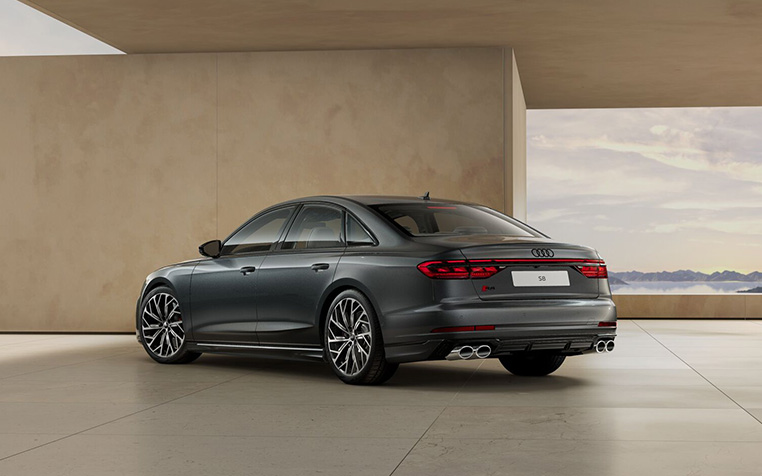 Audi S8 in Daytonagrau Perleffekt Heckansicht. 
