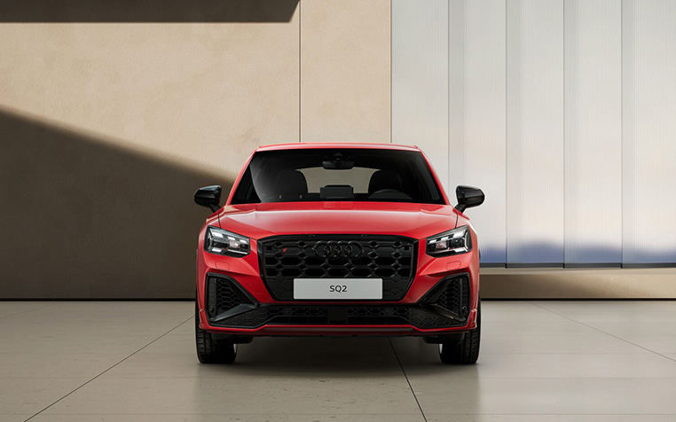Audi SQ2 in Progressivrot Metallic von vorne. 