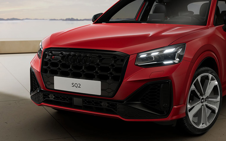 Audi SQ2 in Progressivrot Metallic von vorne. 