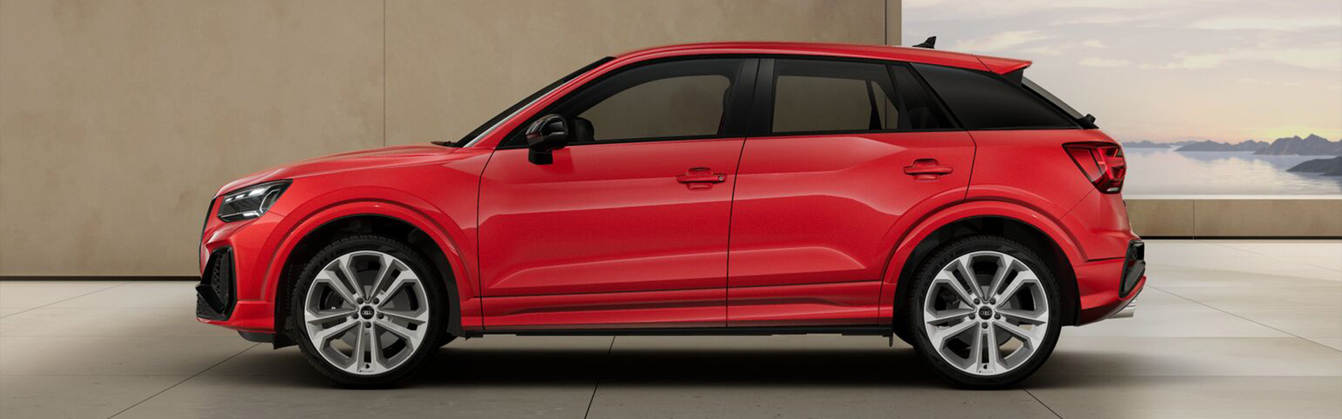 Audi SQ2 in Progressivrot Metallic von der Seite. 