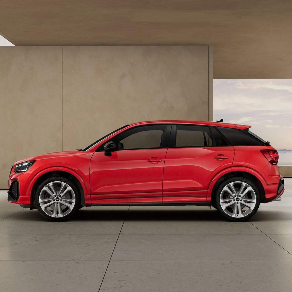Audi SQ2 in Progressivrot Metallic von der Seite. 