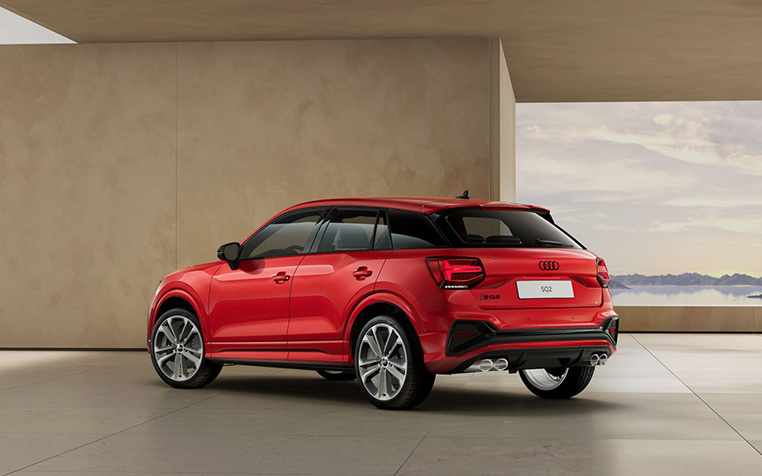 Audi SQ2 in Progressivrot Metallic von hinten. 