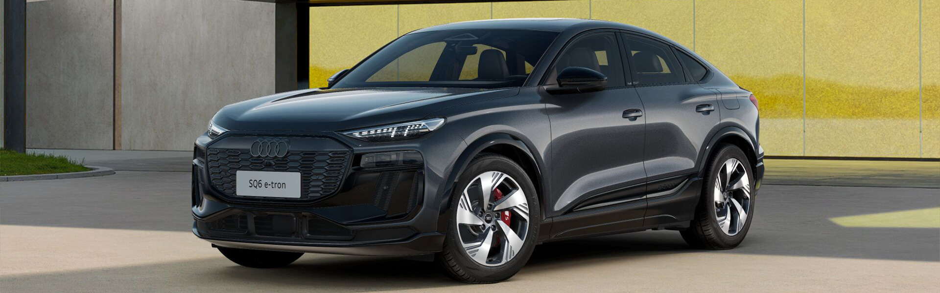 Audi SQ6 Sportback e-tron in Daytonagrau Perleffekt seitliche Frontansicht