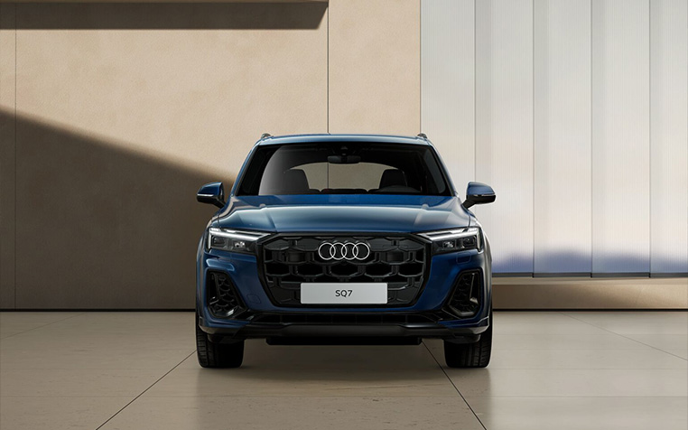 Ein Audi SQ7 in Ascariblau Metallic von vorne. 