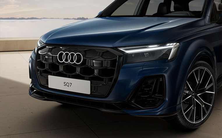 Ein Audi SQ7 in Ascariblau Metallic von vorne. 