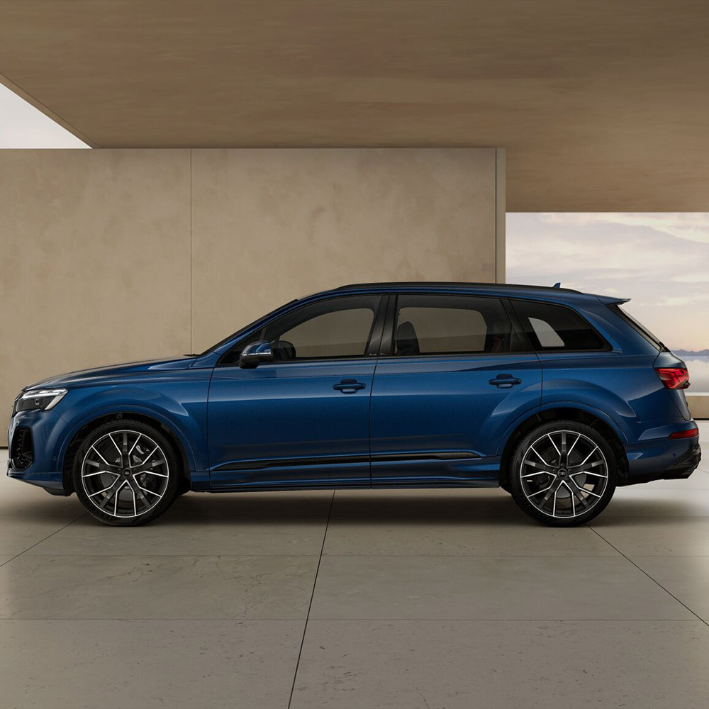 Ein Audi SQ7 in Ascariblau Metallic von der Seite. 