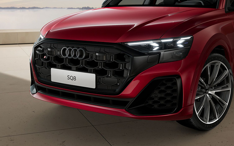 Ein Audi SQ8 in Chilirot Metallic von vorne