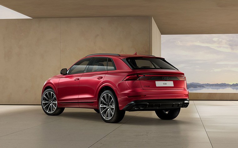 Ein Audi SQ8 in Chilirot Metallic von hinten