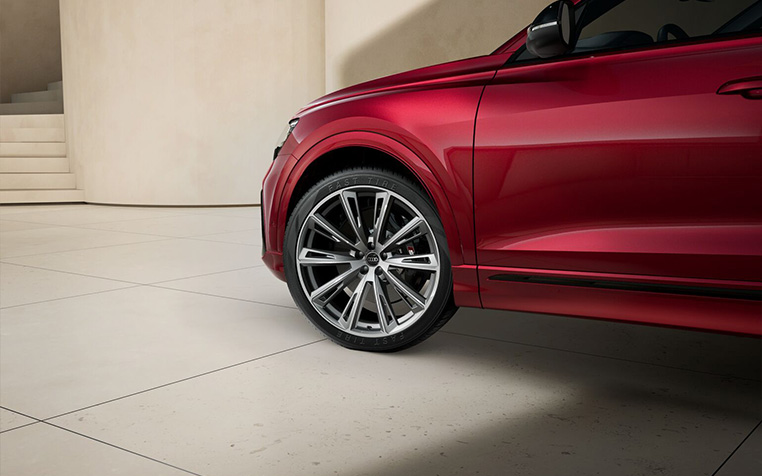 Felge eines Audi SQ8 in Chilirot Metallic