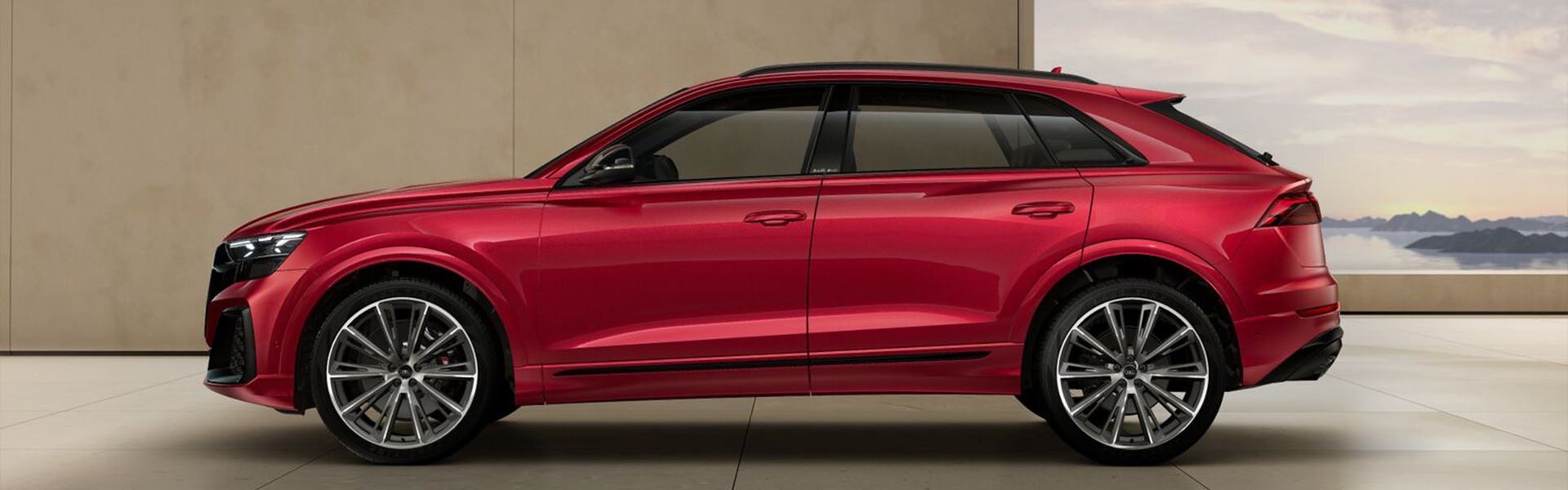 Ein Audi SQ8 in Chilirot Metallic von der Seite