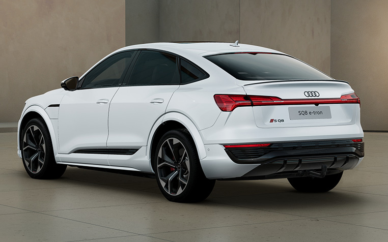 Heckansicht eines wei&szlig;en Audi SQ8 Sportback e-tron