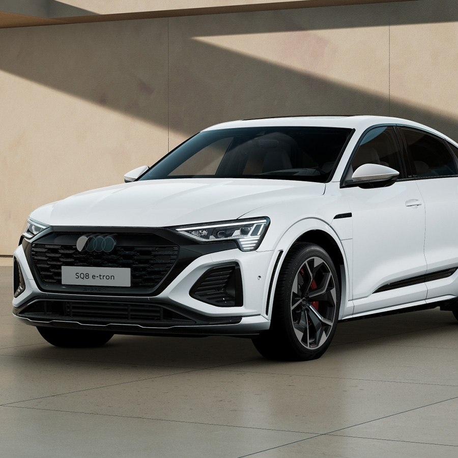 Ein wei&szlig;er Audi SQ8 Sportback e-tron Front 