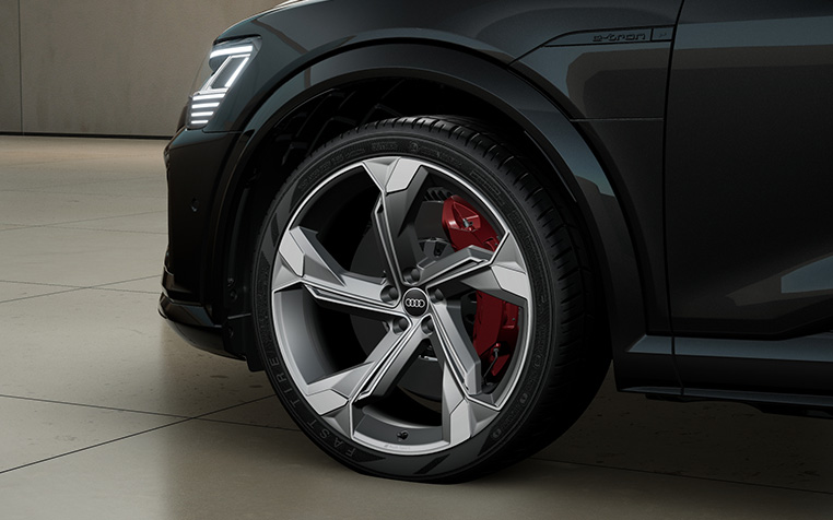 Felge eines Audi SQ8 e-tron