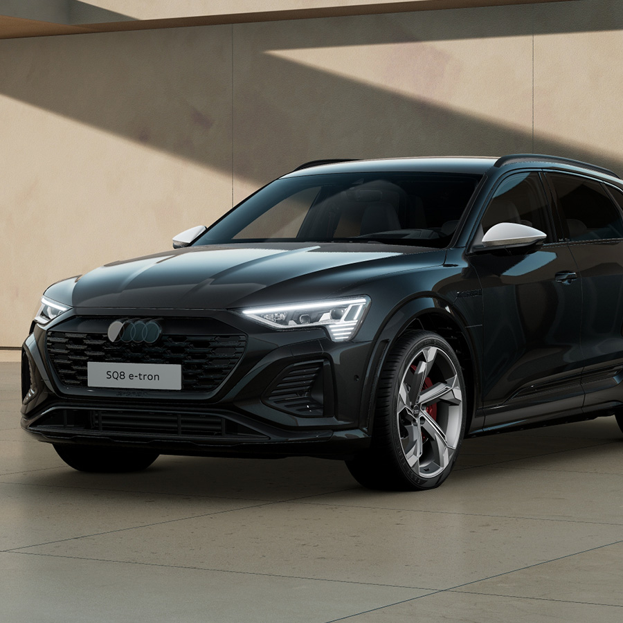 Ein schwarzer Audi SQ8 e-tron Front