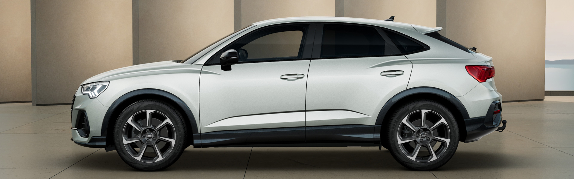 Ein Audi Q3 Sportback in Tausilber Metallic seitlich