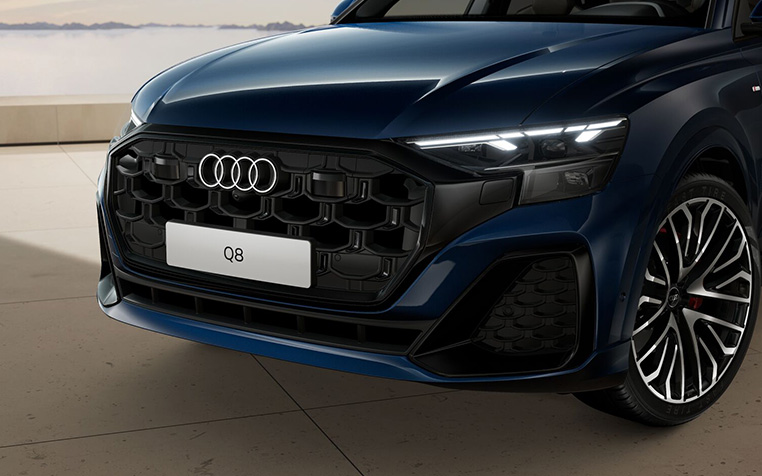 Die Front eines blauen Audi Q8 SUV 