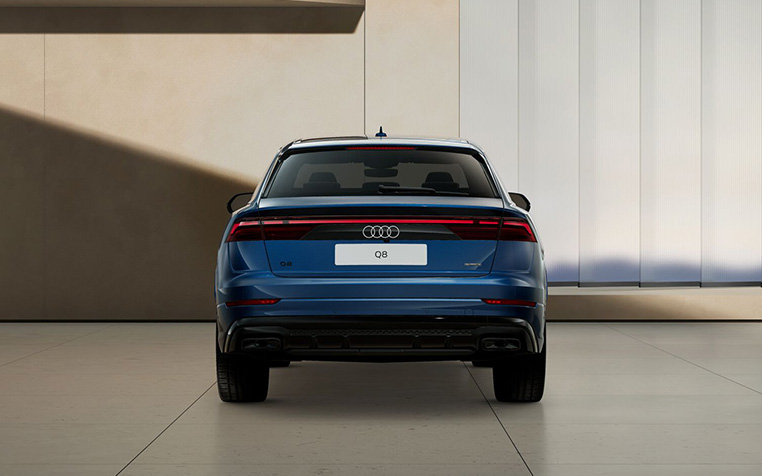 Ein blauer Audi Q8 SUV von hinten