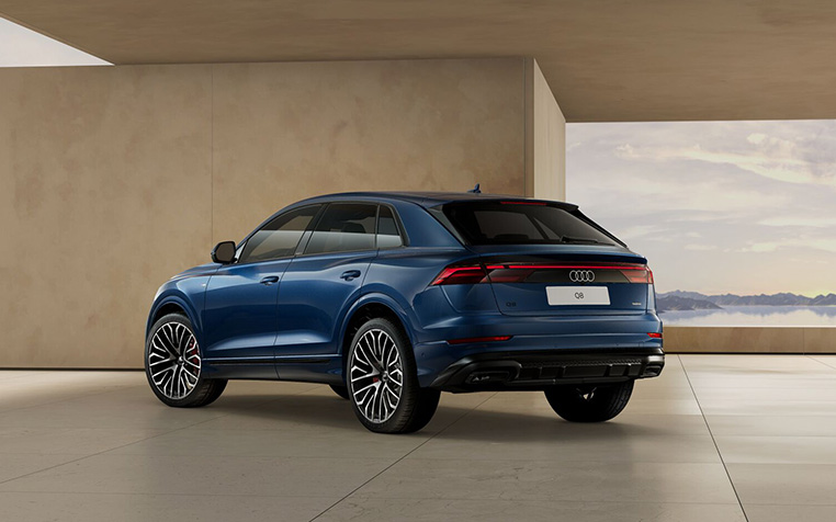 Audi Q8 SUV in blau von schr&auml;g hinten