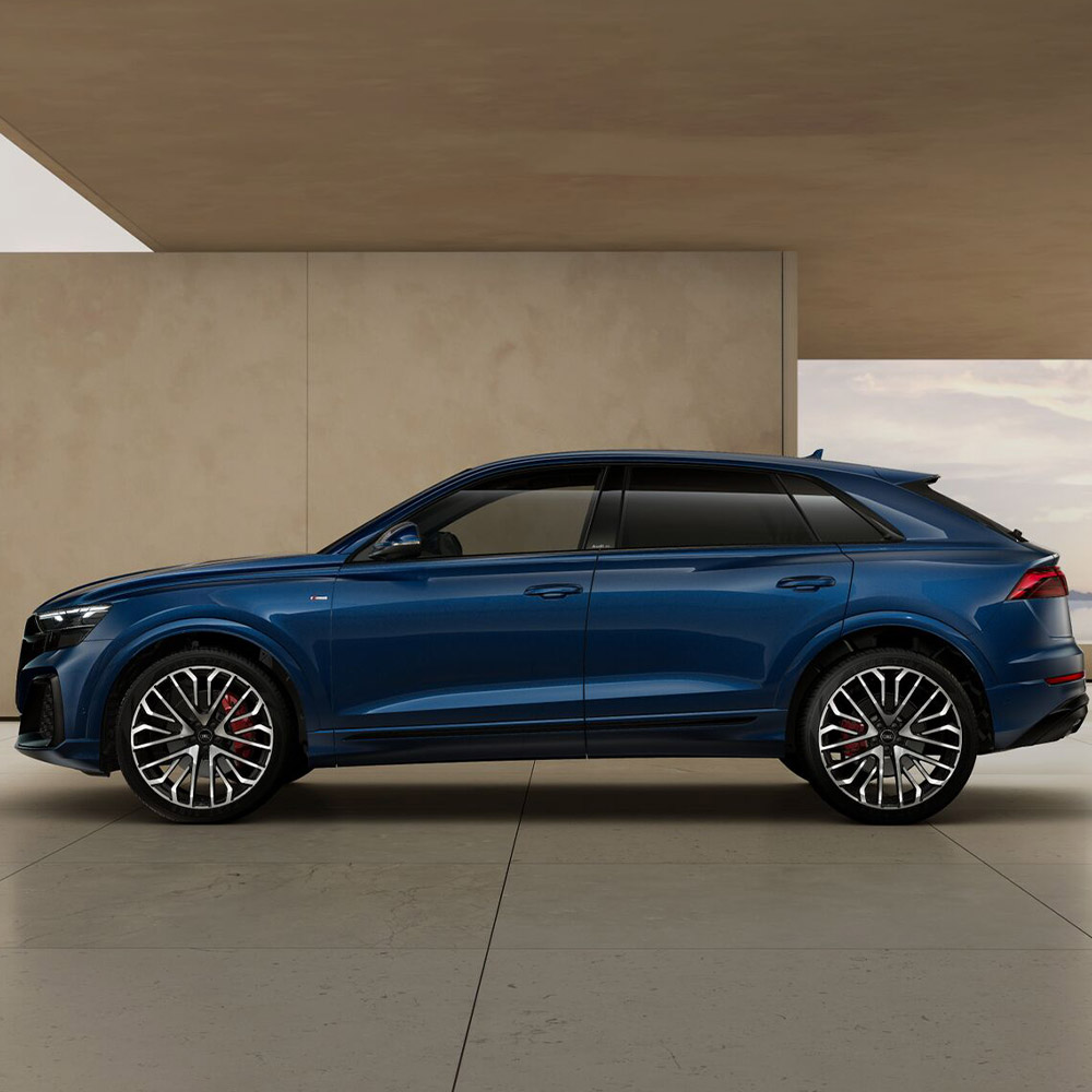 Ein blauer Audi Q8 SUV steht in einem Geb&auml;ude