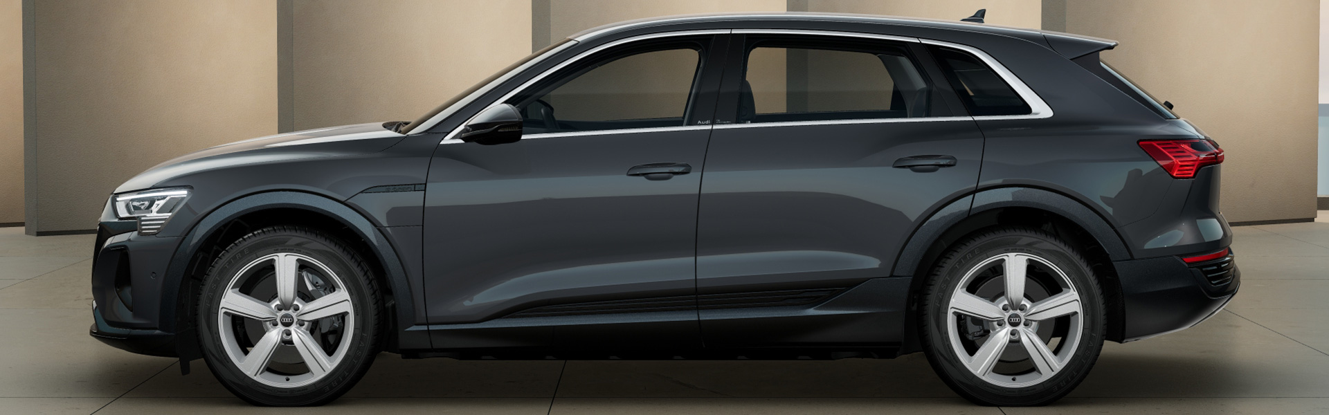 Seitenansicht  von einem grauen Audi Q8 SUV e-tron 