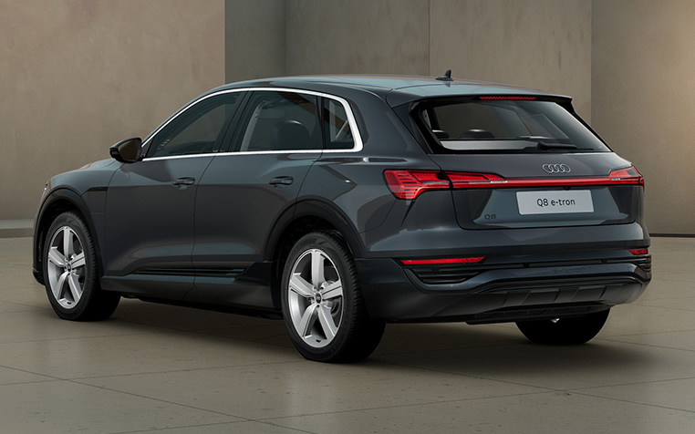 Grauer Audi Q8 SUV e-tron seitliche Heckansicht 