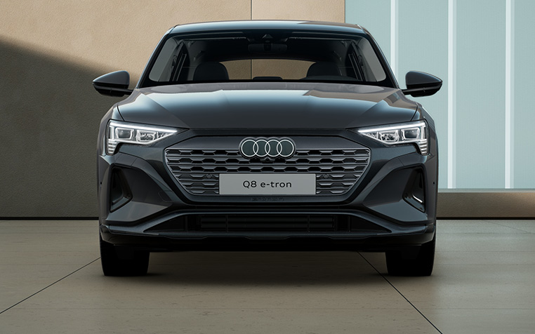 Frontansicht eines grauen Audi Q8 e-tron 