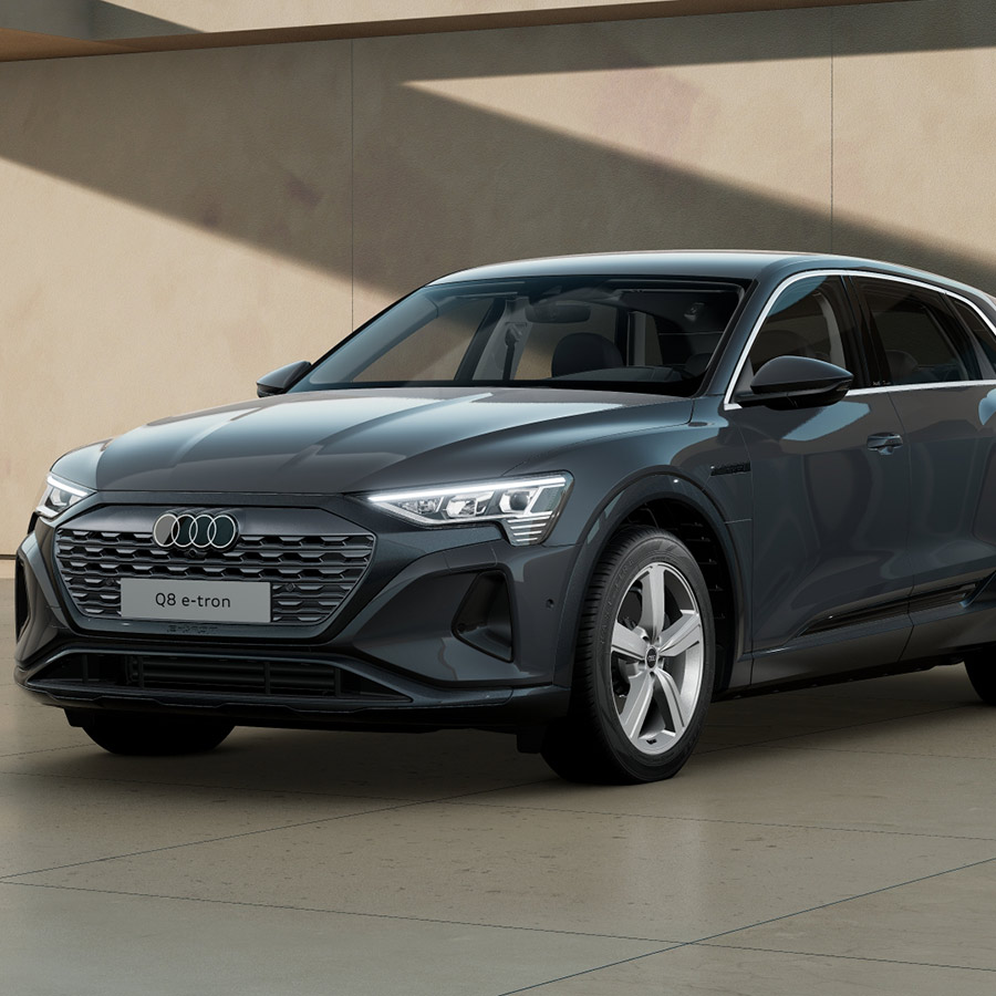 grauer Audi Q8 SUV e-tron Front vor beiger Wand