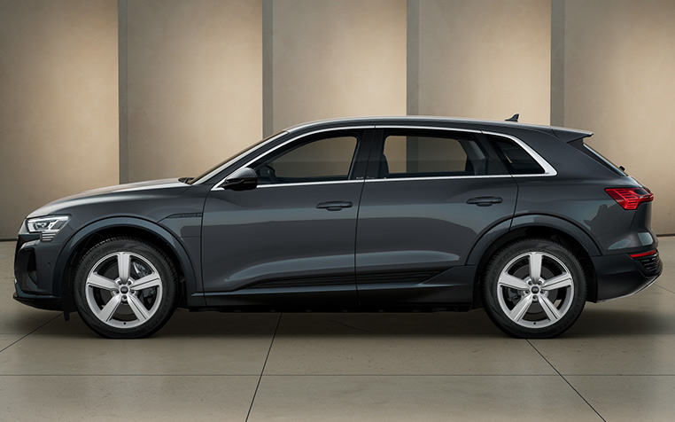 Seitenansicht von grauem Audi Q8 e-tron