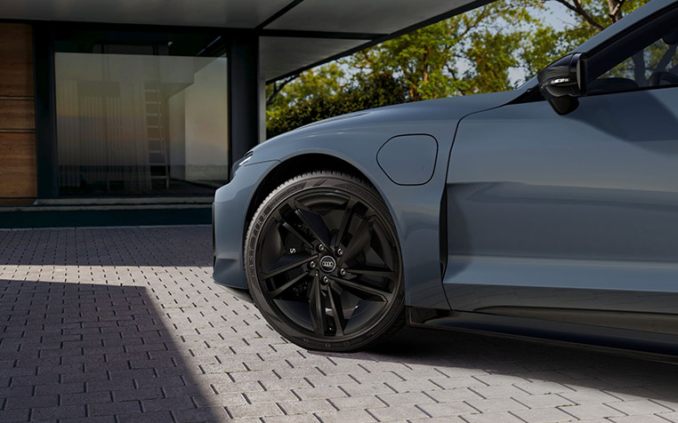 Graublauer Audi S e-tron GT Felge
