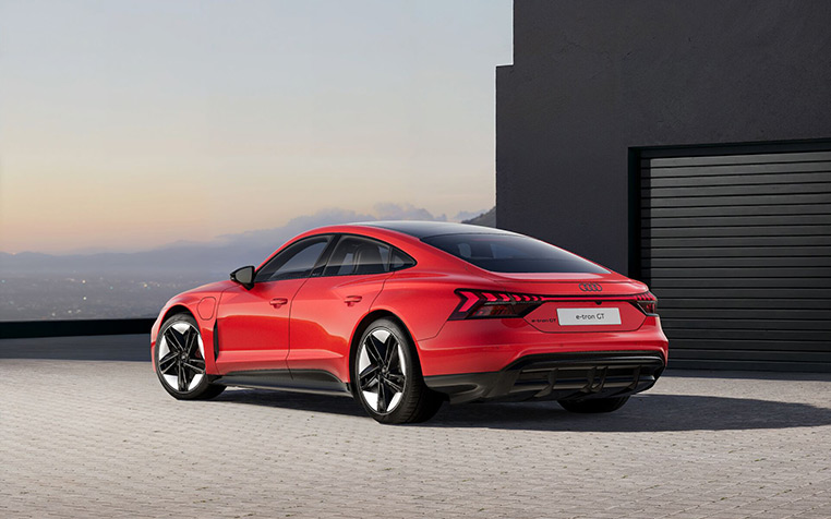 Roter Audi e-tron GT quattro Heckansicht vor schwarzer Garage 