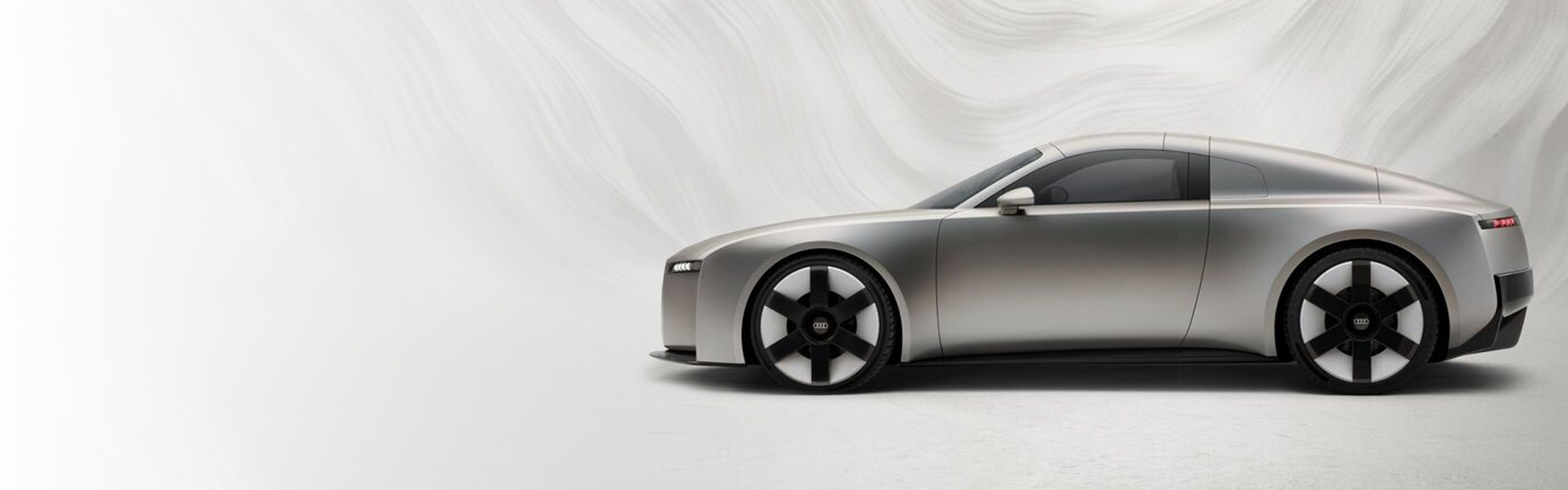 Ein silberfarbenes Concept Car von der Seite in virtueller Umgebung