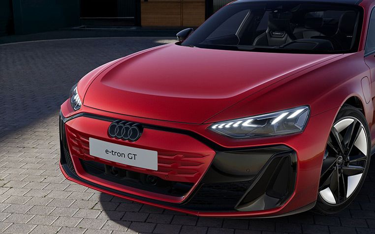 Roter Audi e-tron GT quattro Nahaufnahme Front und Lichter